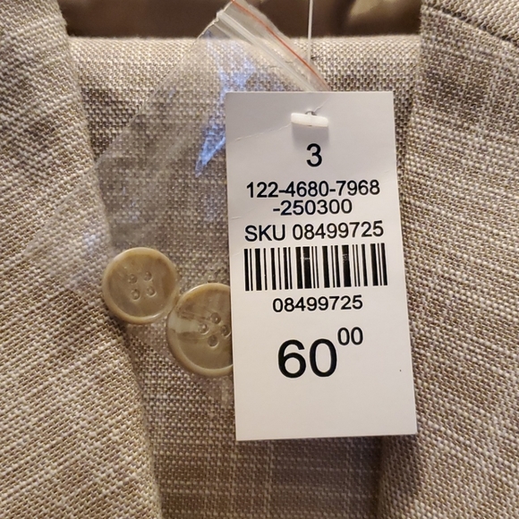 New pant suit size is 3 - Picture 4 of 4